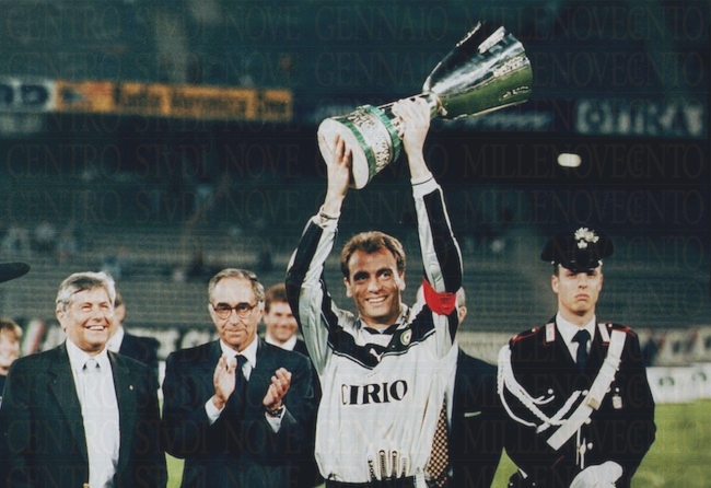 Marchegiani alza la Supercoppa Italiana nel 1998